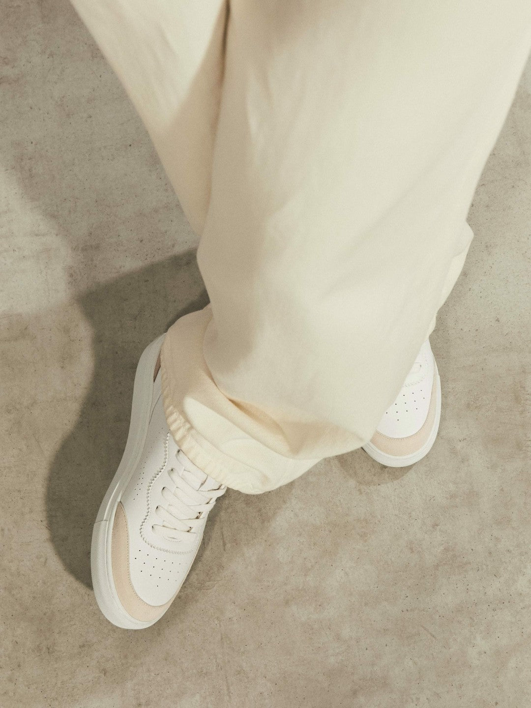Reiss Leather Contrast Detail Trainers in White/Nude