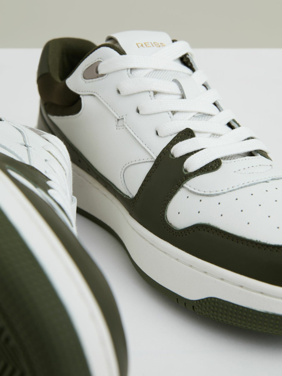 Reiss Leather Panelled Trainers in Khaki/White