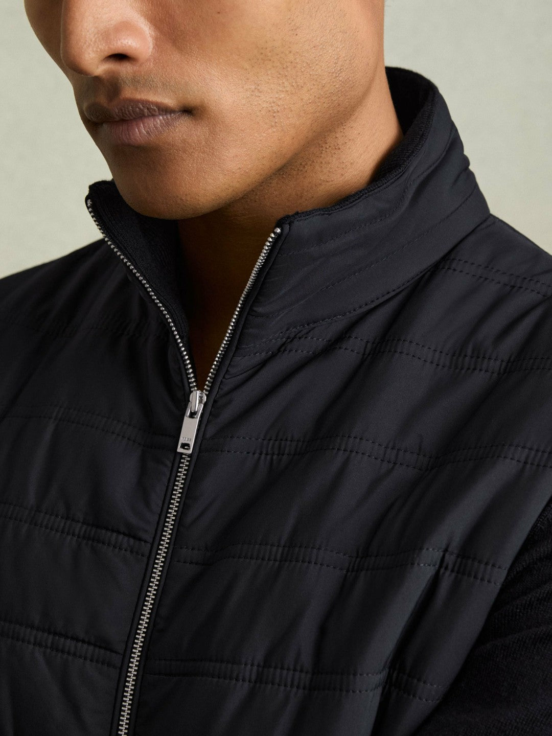 Reiss Offer - Hybrid Quilt and Knit Zip-Through Gilet in Navy