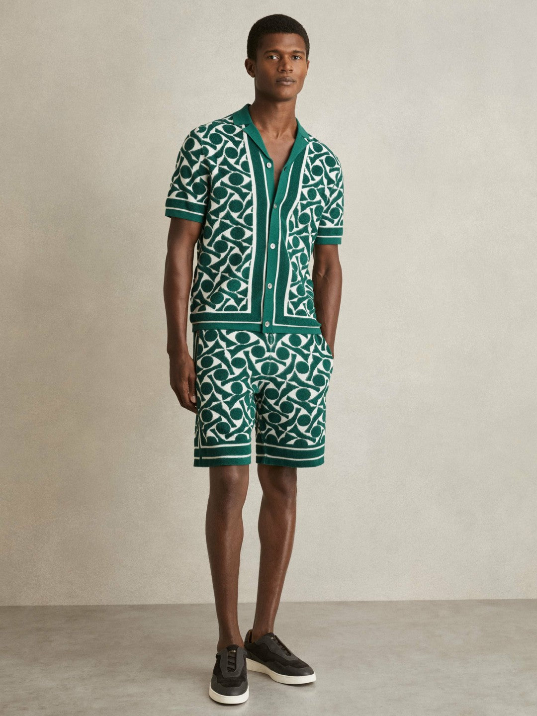 Reiss Value - Abstract-Pattern Towelling Shorts in Green/White