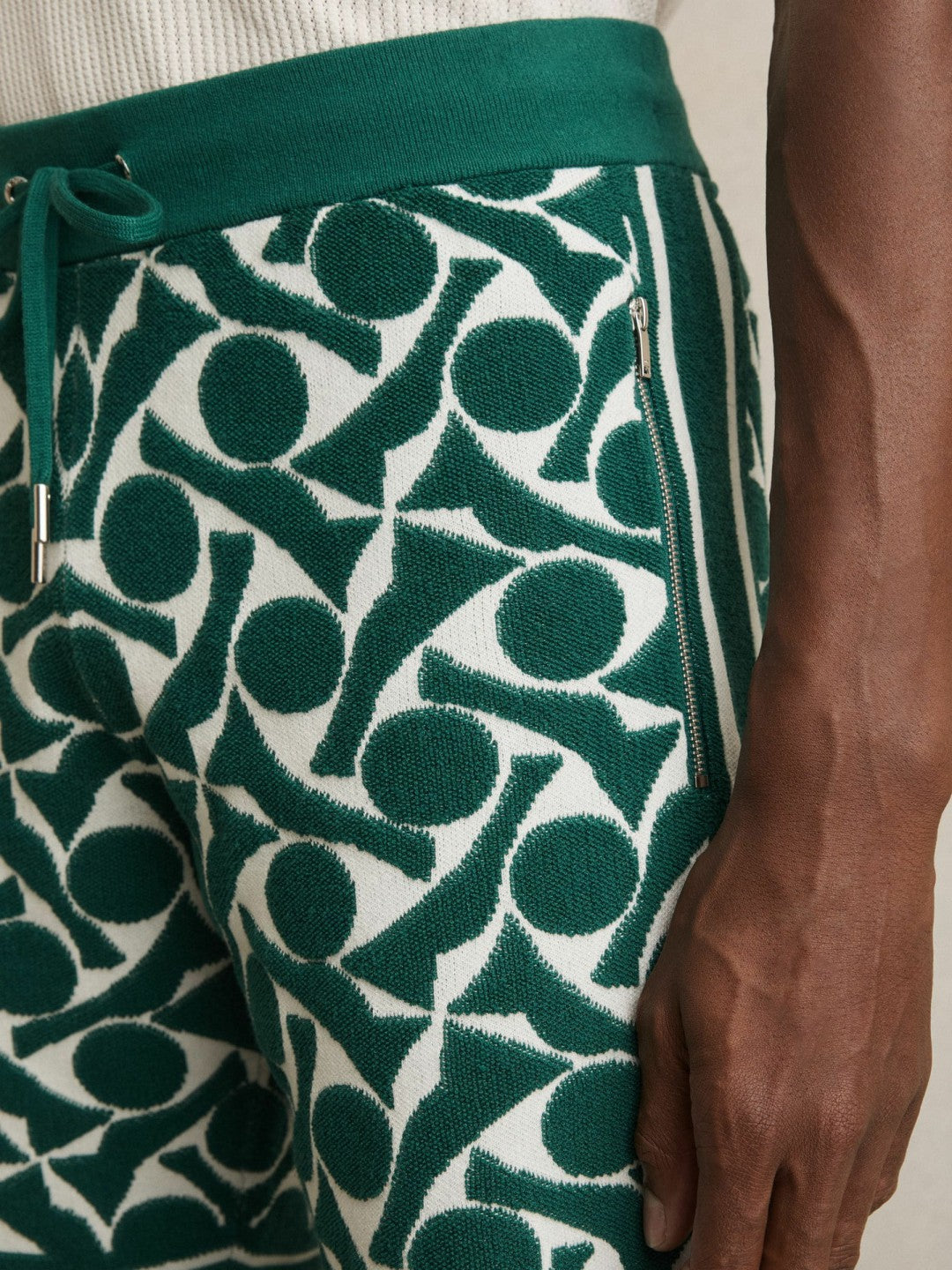 Reiss Value - Abstract-Pattern Towelling Shorts in Green/White