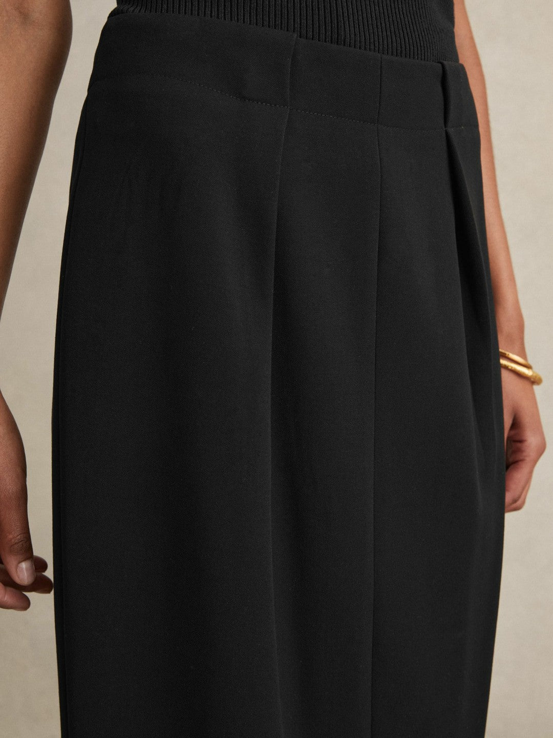 Reiss Value - Petite Tailored Midi Suit Skirt in Black