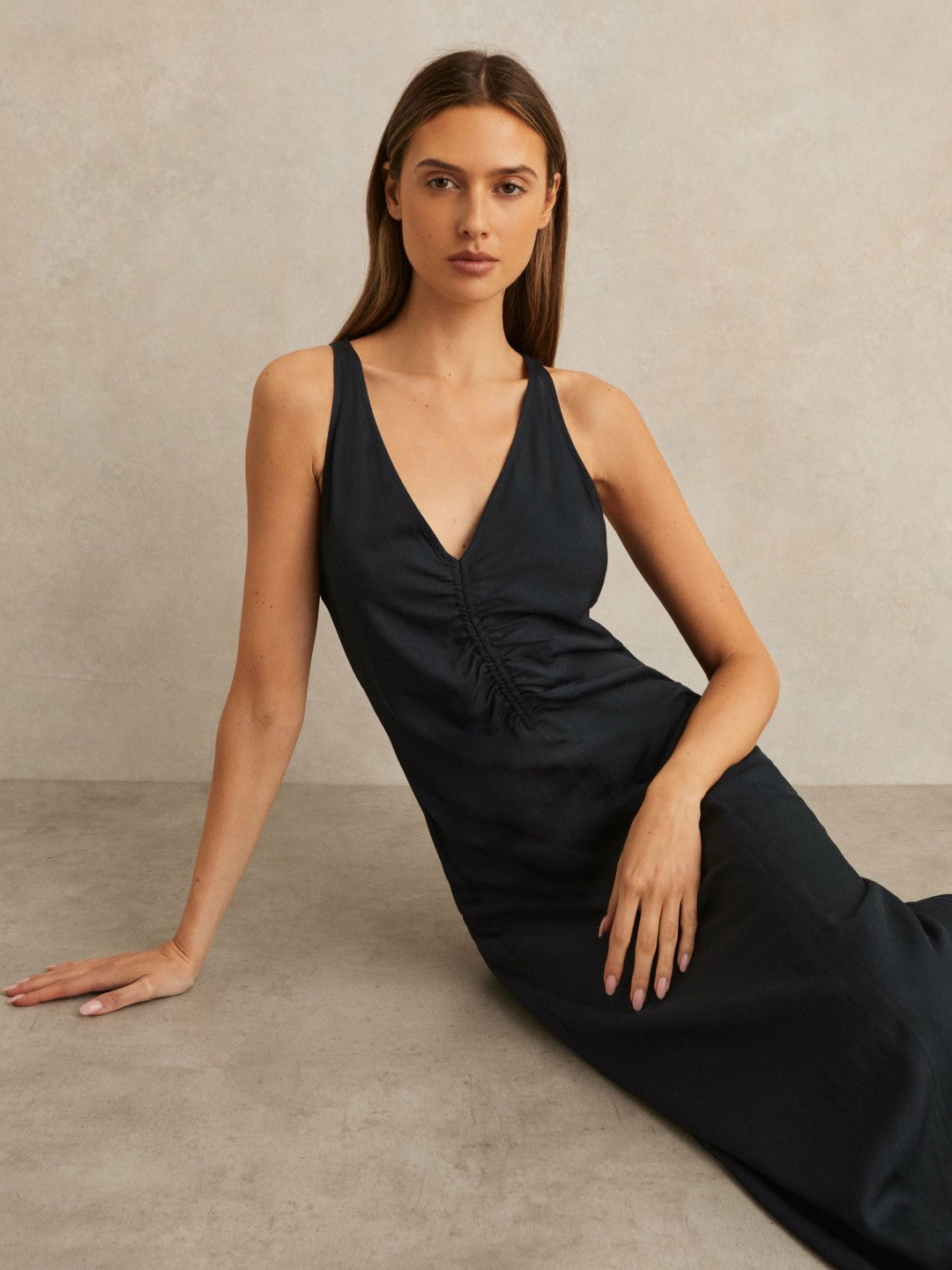 Reiss Ruched Sleeveless Midi Dress With Linen in Navy