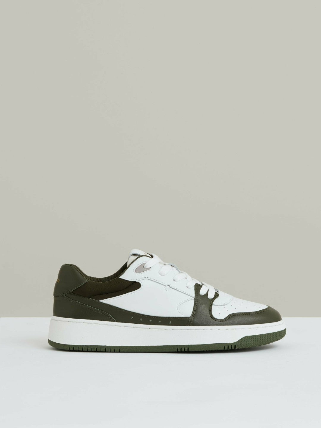 Reiss Value - Leather Panelled Trainers in Khaki/White