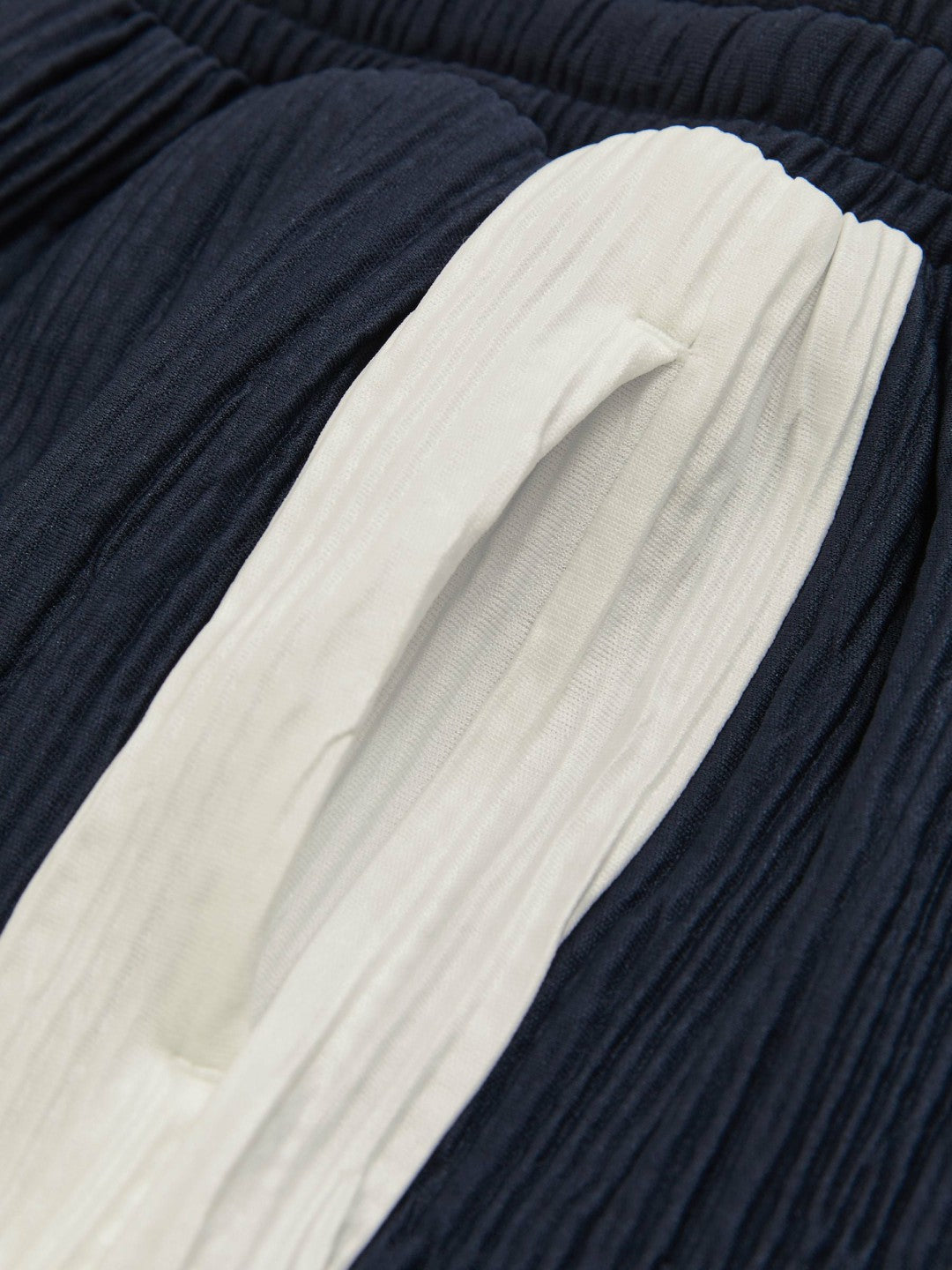 Reiss 9-13 yrs Plissé Colour-Block Shorts in Navy/White