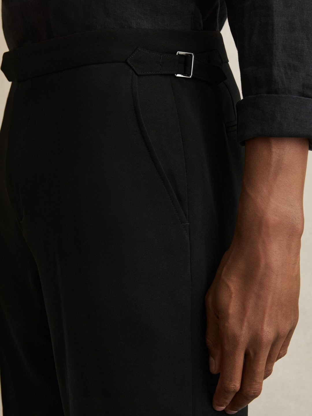 Reiss Popular Choice - Side-Adjuster Tailored Shorts in Black