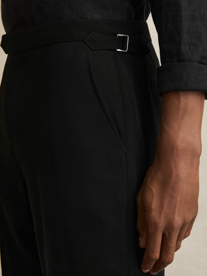 Reiss Popular Choice - Side-Adjuster Tailored Shorts in Black