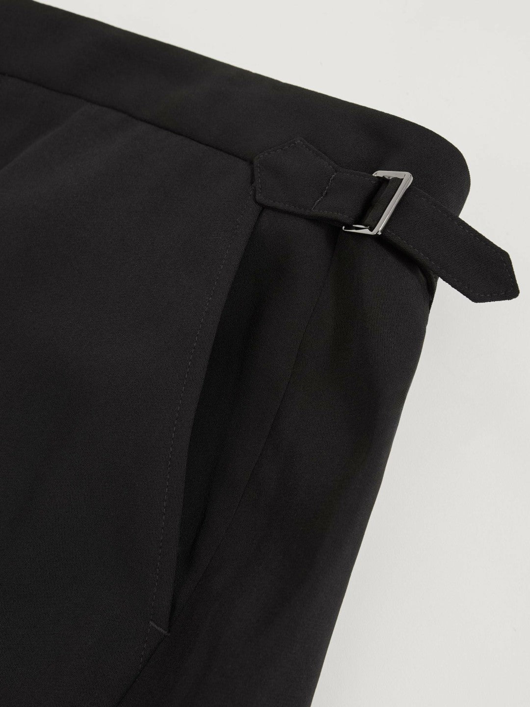 Reiss Popular Choice - Side-Adjuster Tailored Shorts in Black