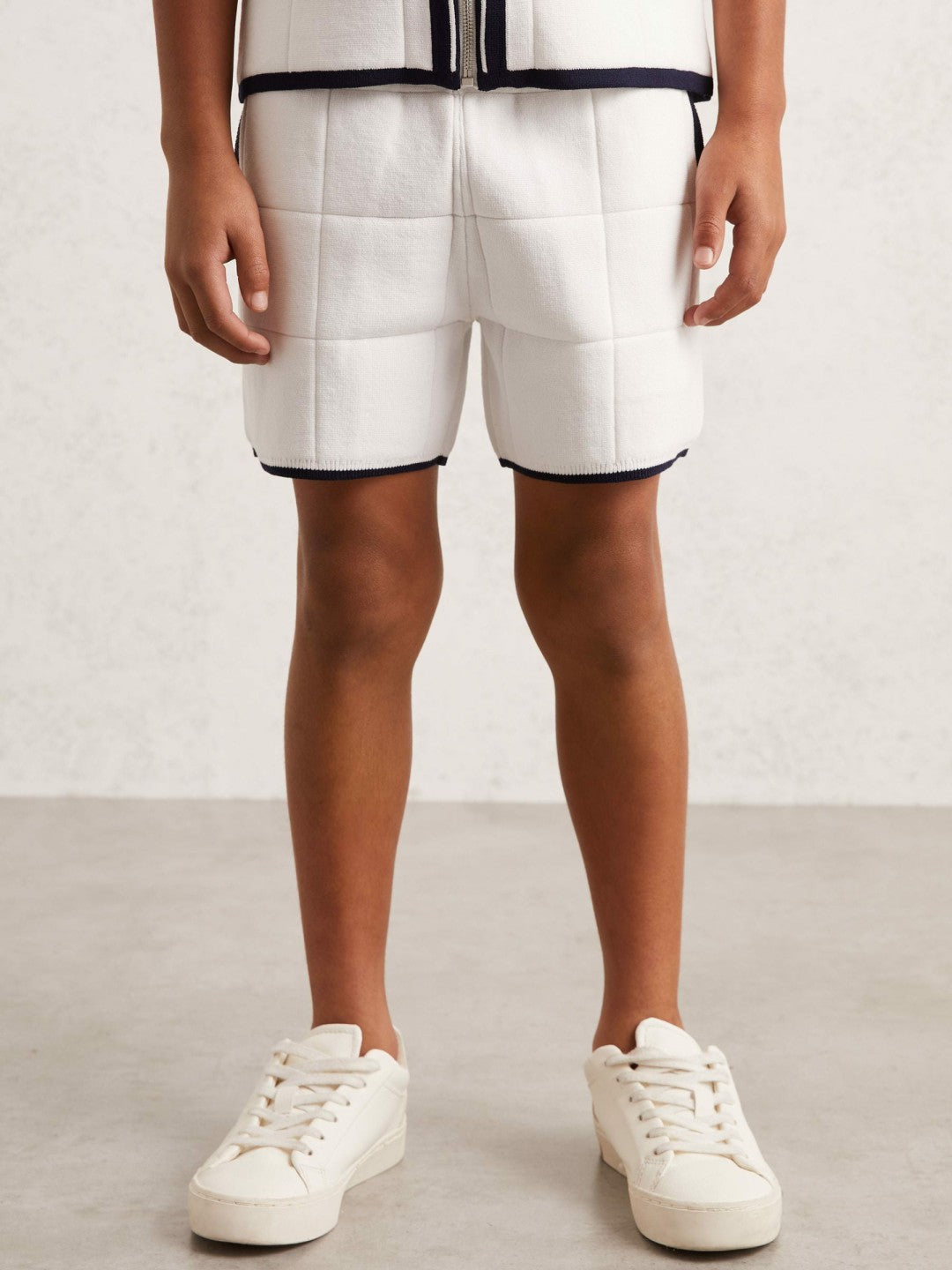 Reiss Sale - Tipped Knit Stitch-Detail Shorts in White/Navy