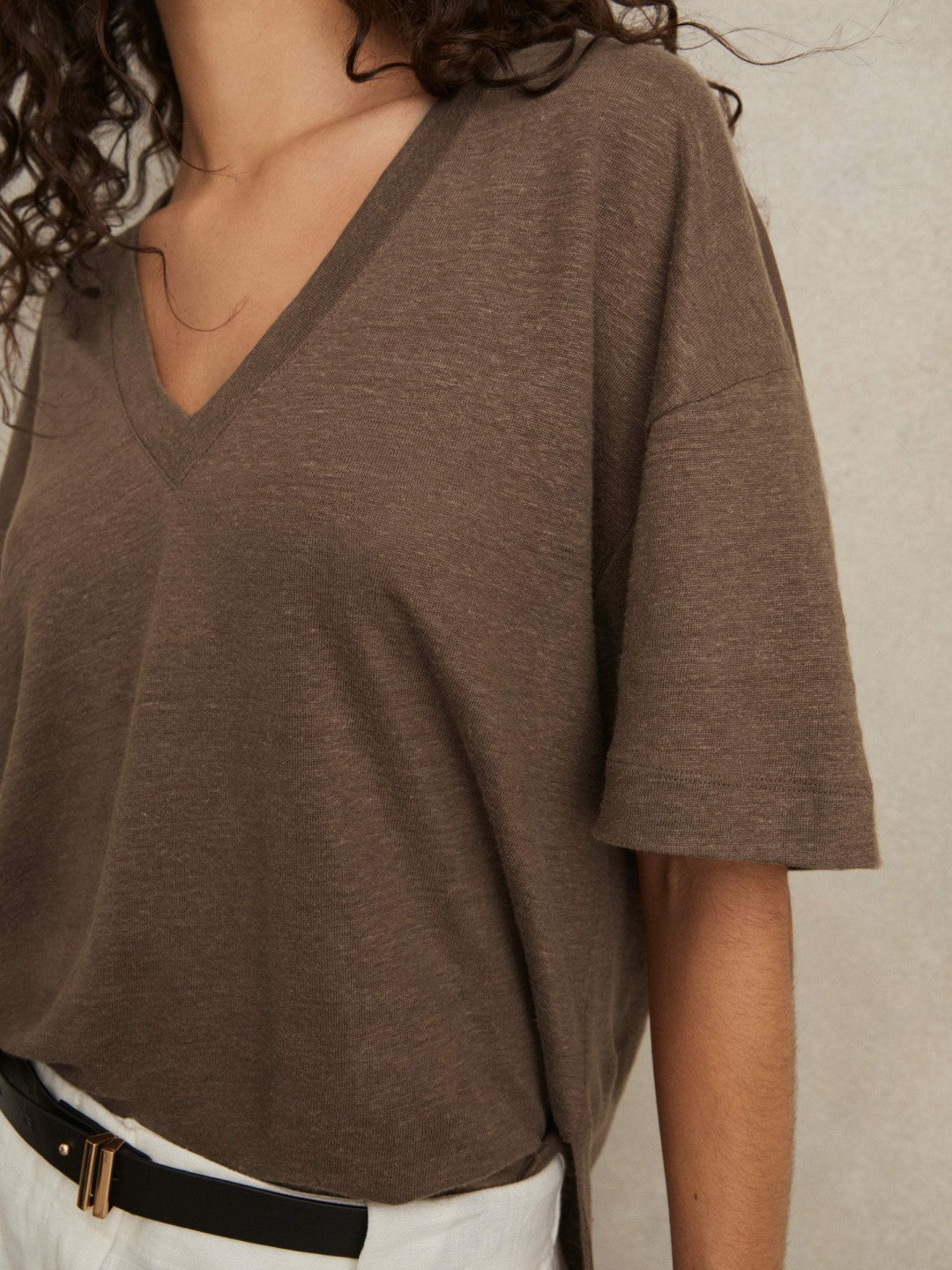 Reiss Linen V-Neck T-Shirt in Brown