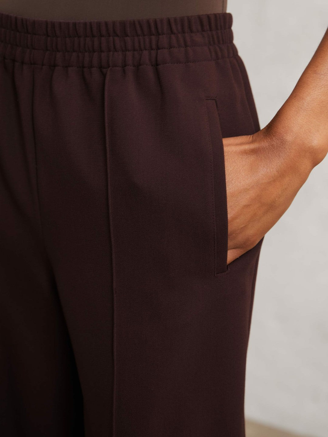 Reiss Sale - Petite Wide Leg Elasticated Waist Trousers in Burgundy